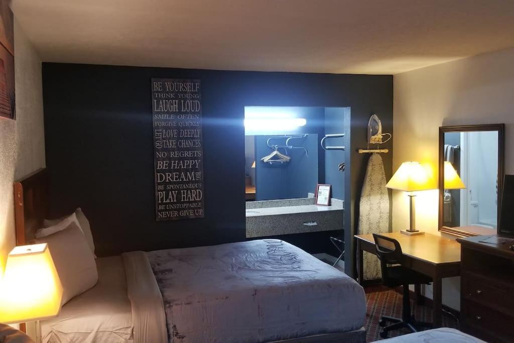 Hotel 2 Queen Beds Hotel Room 237 Booking Stillwater Kültér fotó